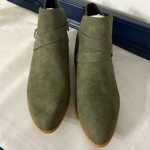 Women’s Olive Green Ankle Boots Size 11.5 Like new